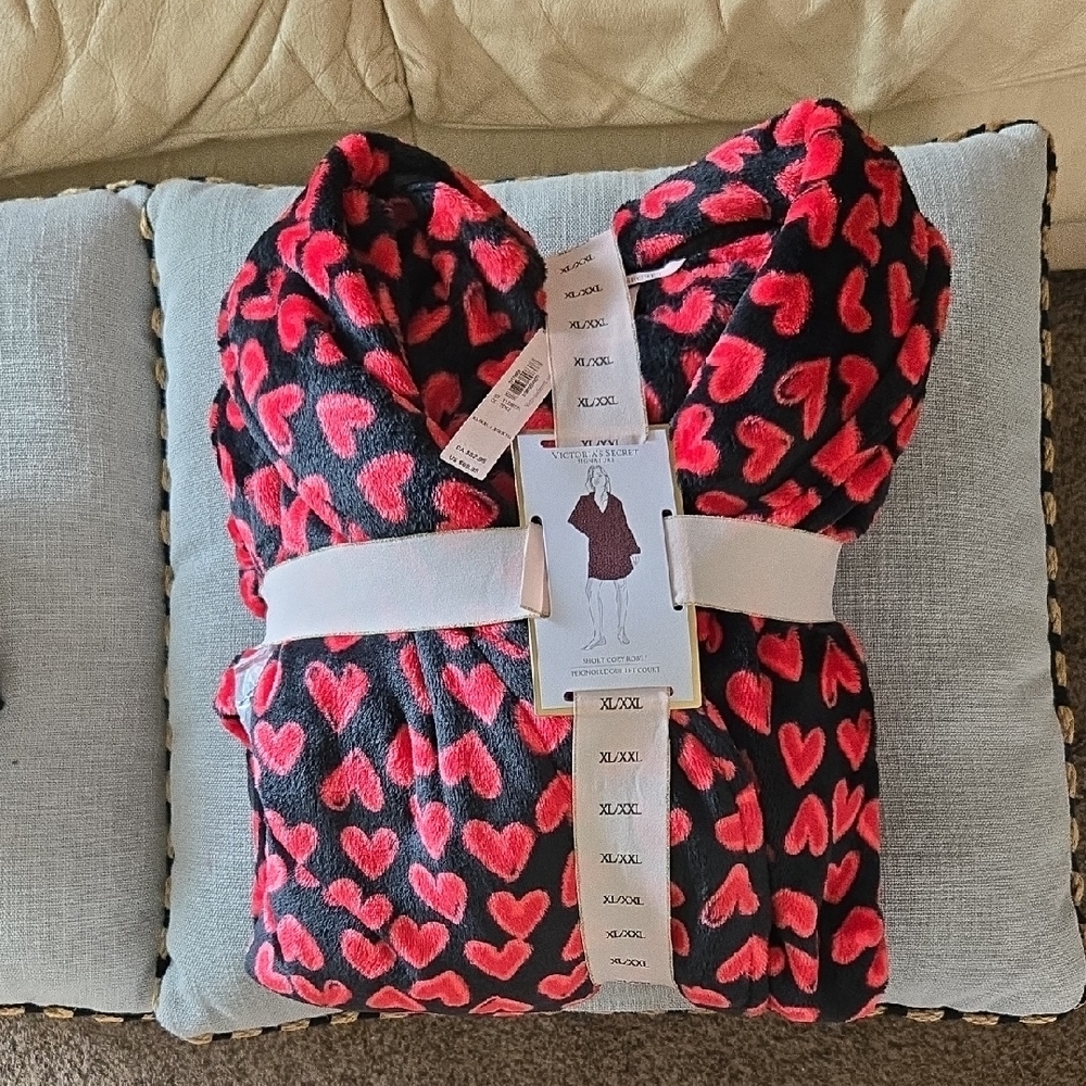 Victoria's Secret Black Plush Robe with Pink Heart Print 💕 NEW  💕  SIZE XL/XXL